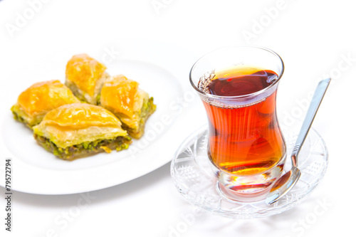 Türkische Baklava mit Tee