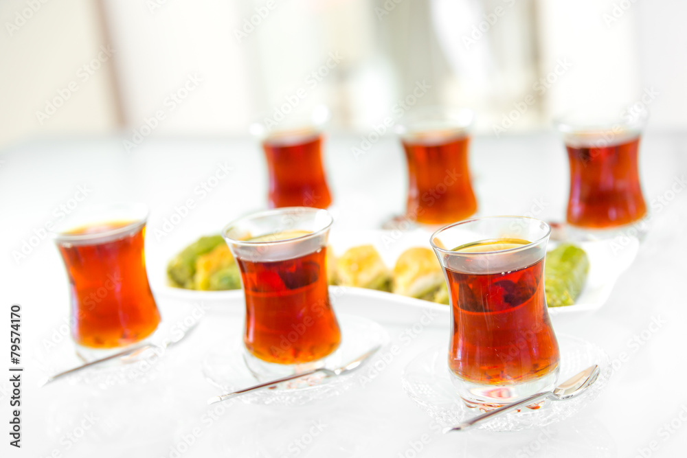 Türkische Baklava mit Tee