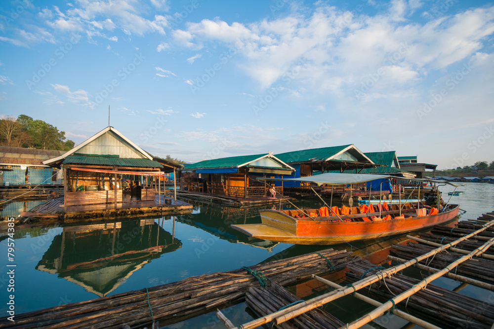Obraz premium floating wood house thai style at Sangkhlaburi