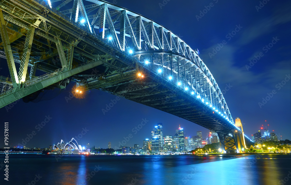 Obraz premium Sydney Skyline and Harbor Bridge at night