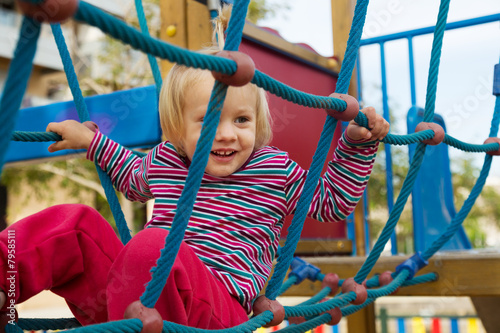 Photos little girl climbing the ropes