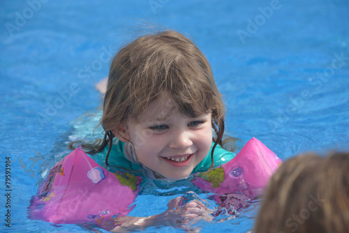 dans la piscine photo