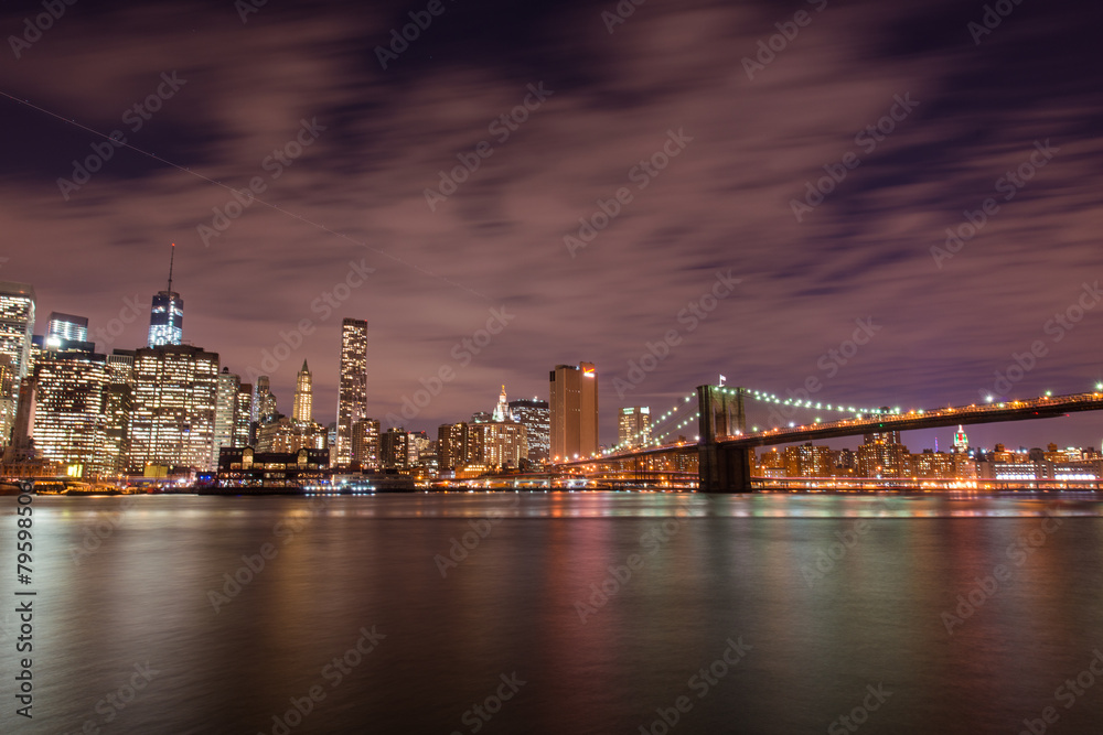 Fototapeta premium Nocna panorama Manhattanu w Nowym Jorku, USA
