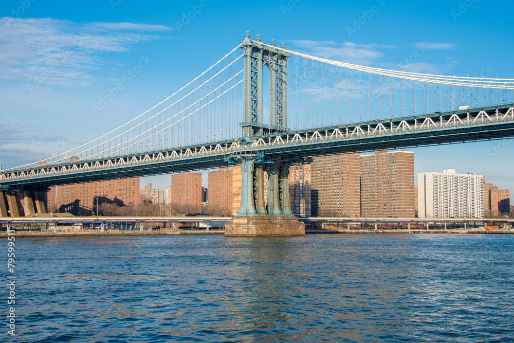 Obraz premium Manhattan most na letnim dniu