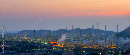 Oil refinery at twilight sky © Phattana