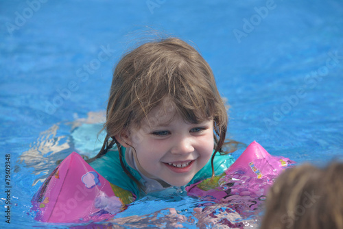 dans la piscine photo