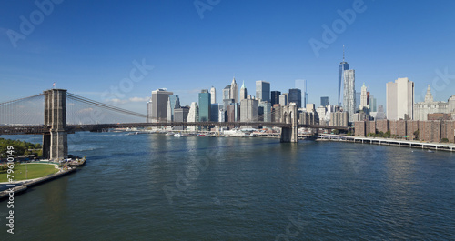 The New York Downtown w Brooklyn Bridge and Brooklyn park
