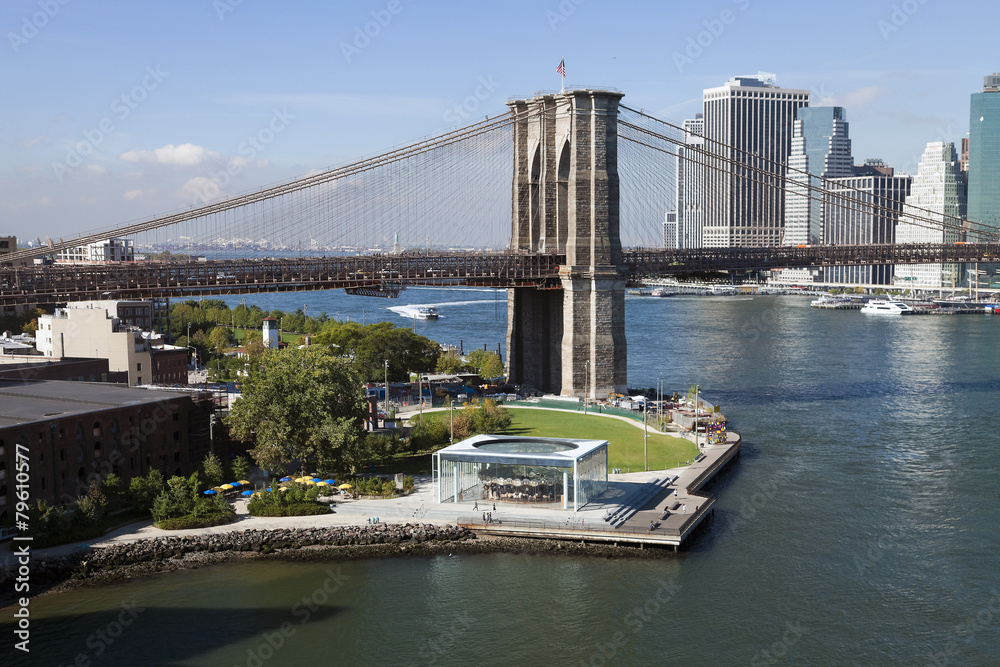Obraz premium The New York Downtown w Brooklyn Bridge and Brooklyn park