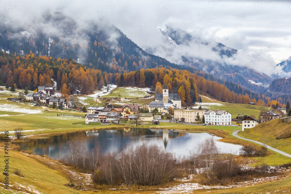 Fototapeta premium Autumn of Lai da Tarasp