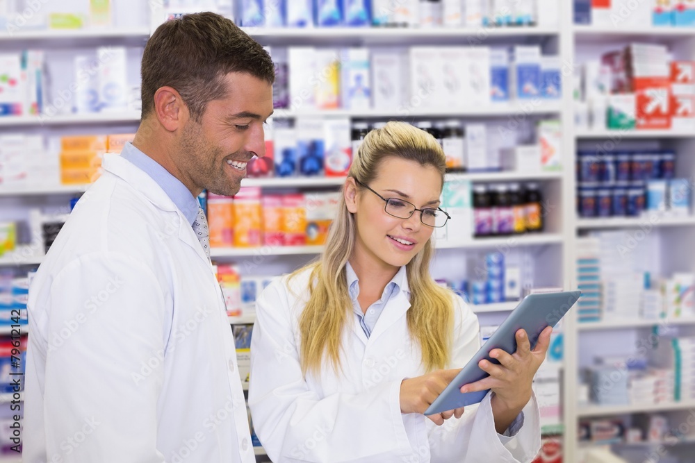 Obraz premium Team of pharmacists looking at laptop