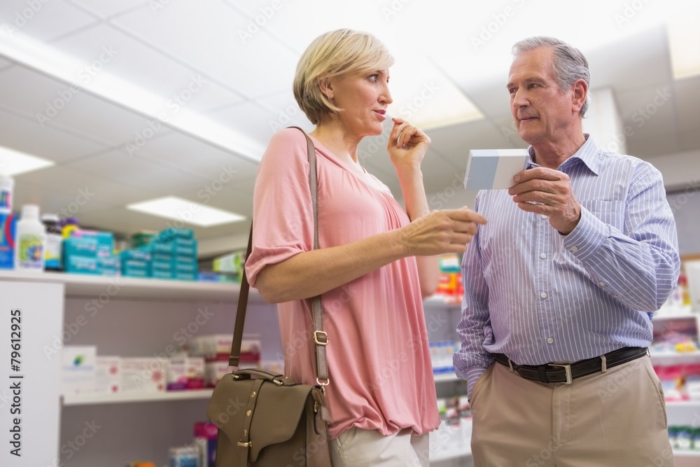 Obraz premium Couple speaking about medication
