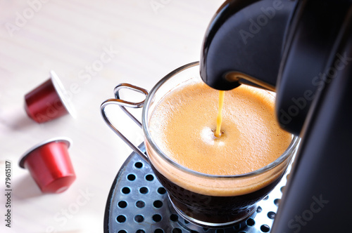 Fotografiet machine serving espresso coffee top view