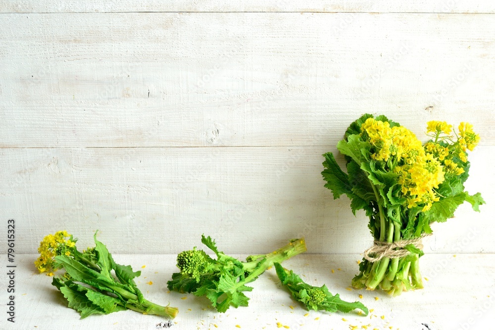 菜の花の花束 菜の花の一種 白木材背景 Stock Photo Adobe Stock