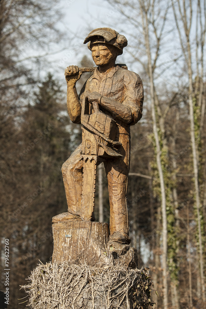Holzskulptur eines Waldarbeiters, Sand, Obwalden, Schweiz