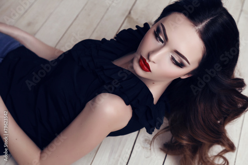 Fotografie beautiful sexy woman with dark hair and bright makeup