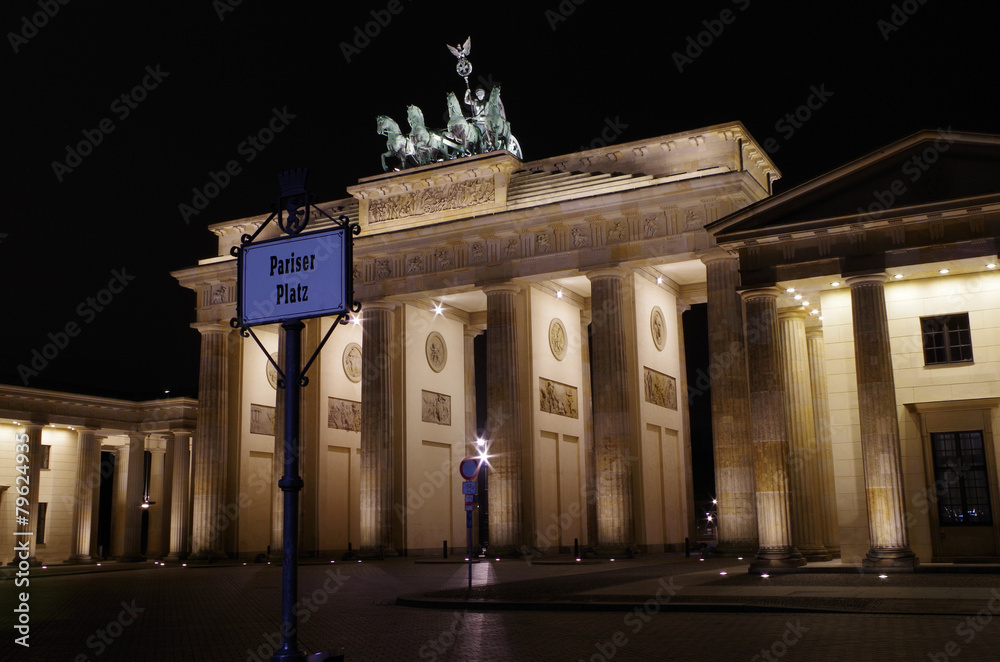 Fototapeta premium brandenburger tor in berlin bei nacht