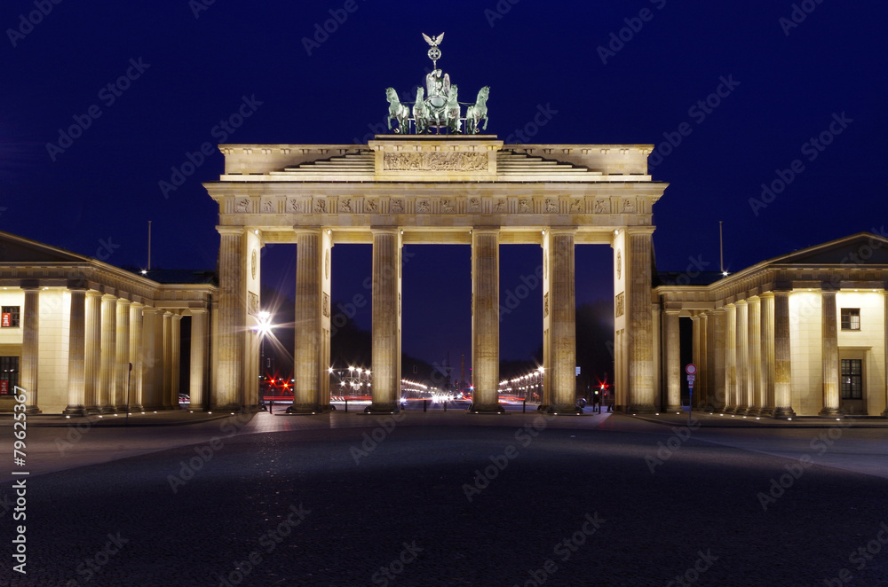 Fototapeta premium Brama Brandenburska w Berlinie o niebieskiej godzinie