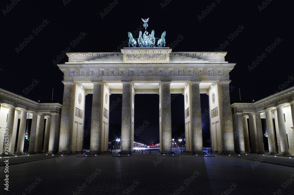 Fototapeta premium brandenburger tor in berlin bei nacht
