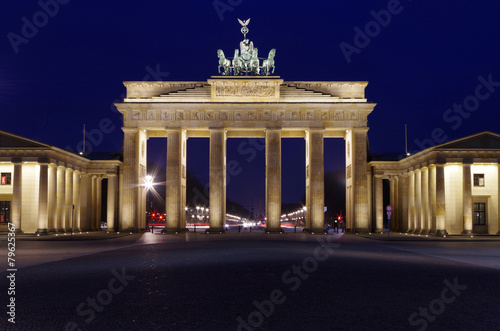 brandenburger tor in berlin zur blauen stunde