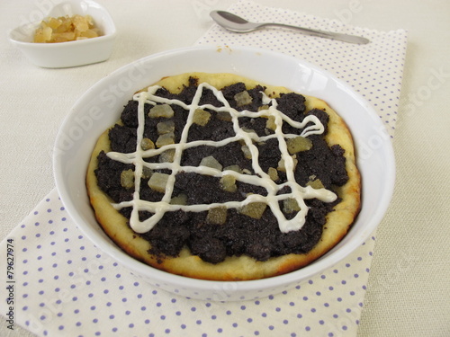 Mohnkuchen mit Zitronat und Zuckerguss photo