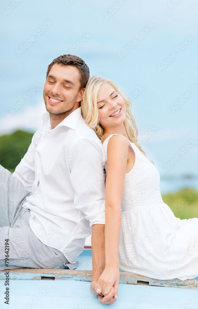 Obraz premium smiling couple at sea side