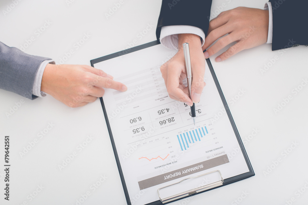 © Nonwarit - Business people discussing the charts and graphs showing the res © Nonwarit - Business people discussing the charts and graphs showing the res