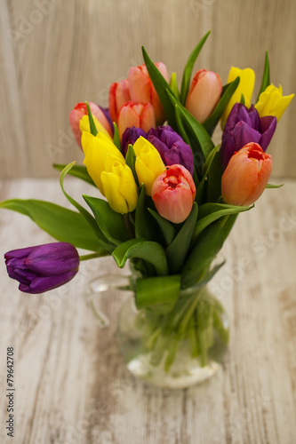 Fototapeta Naklejka Na Ścianę i Meble -  bouquet of tulips in a glass vase