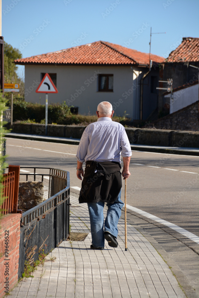 hombre mayor caminando por las calles de comillas