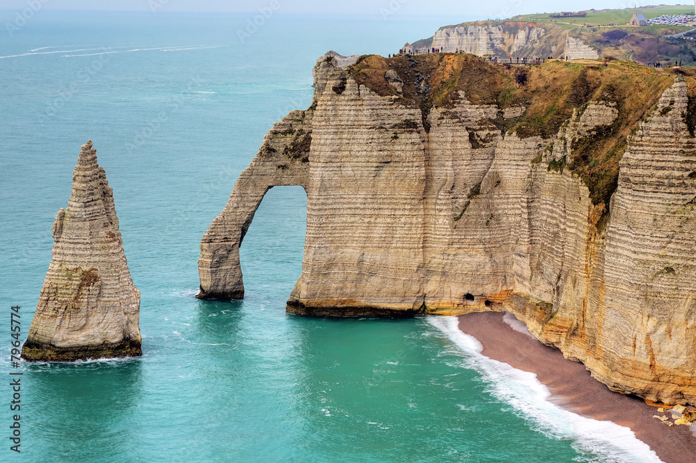 Obraz premium Les falaises d'Etretat et ses arches naturelles en HDR