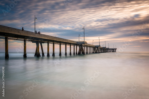 Long exposure of the pier at sunset, in Venice Beach, Los Angele © jonbilous