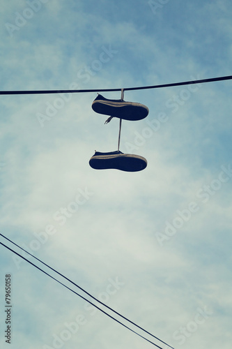 chaussures de sport attachées à un fil électrique