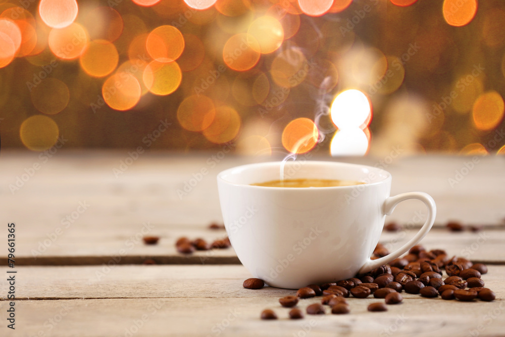 Obraz premium Cup of coffee on wooden table on bright background