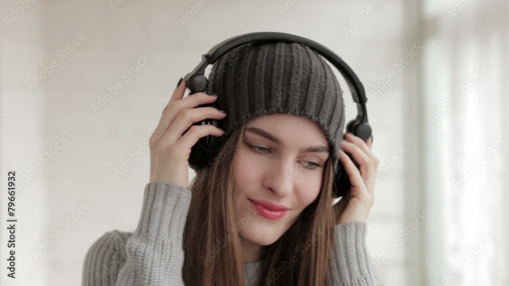 Young beautiful fashionable woman in big dj headphones phones en Young beautiful fashionable woman in big dj headphones phones en