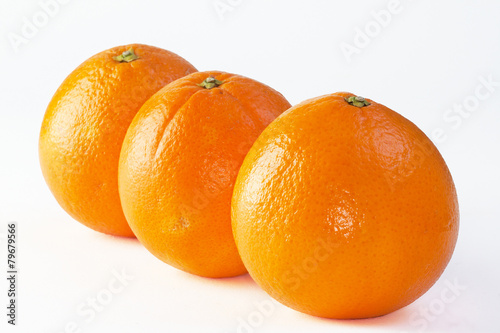 Oranges en ligne  sur fond blanc