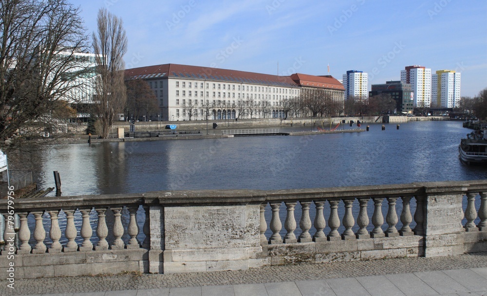 Spreeblick von der Inselbrücke in Berlin