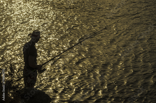 Pescador contraluz al atardecer - Fisherman backlit at sunset