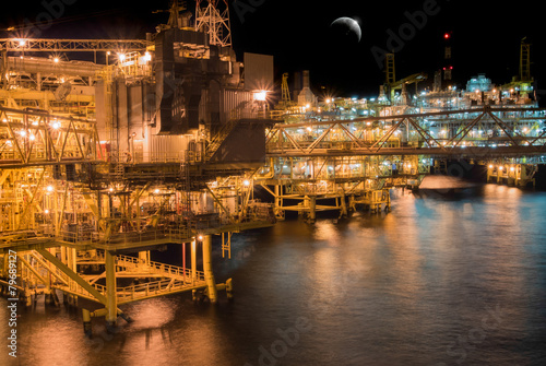oil rig platform © botulinum21