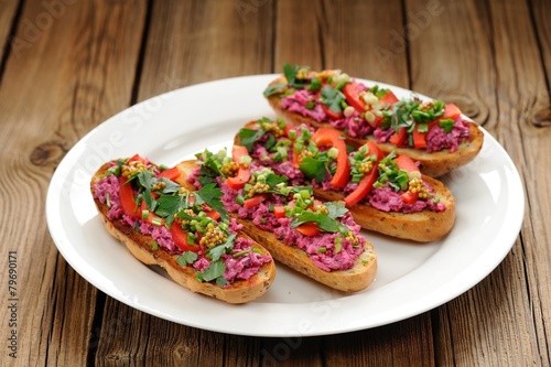 Vegetarian sandwiches with beetroot, bell pepper, parsley and sc