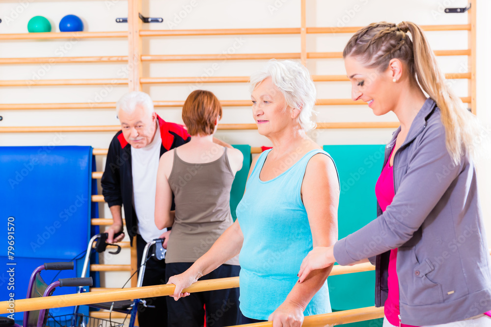 Wunschmotiv: Remobilisierung mit Senioren in Physiotherapie #79691570