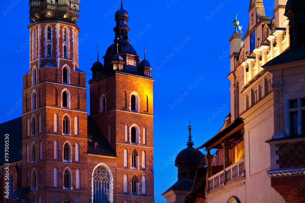 Fototapeta premium St. Mary's church in Krakow at night
