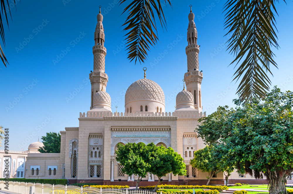 Naklejka premium Widok na meczet Jumeirah w Dubaju