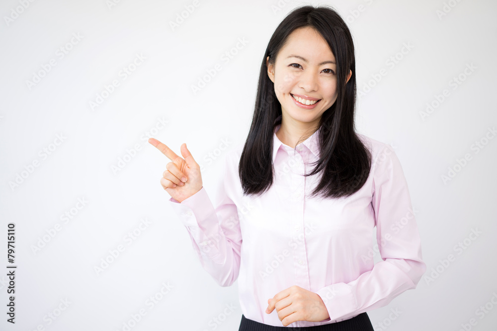 説明する女性 説明する女性