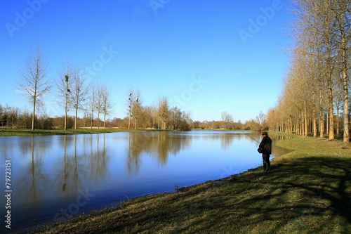 pêcheur au bord d'un étang