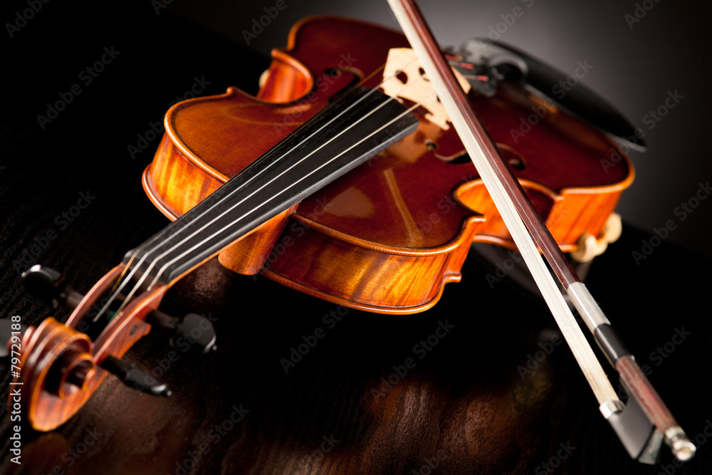 Violine mit Bogen vor dunklem Hintergrund Violine mit Bogen vor dunklem Hintergrund