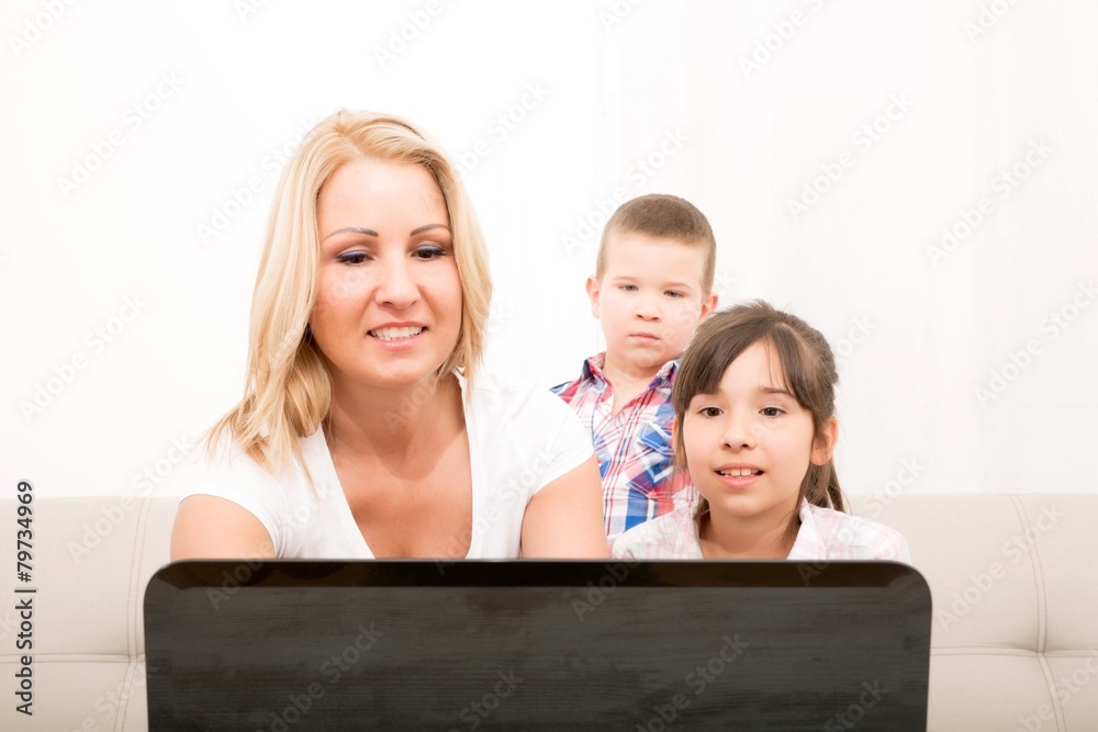 Mutter mit Kindern am Laptop