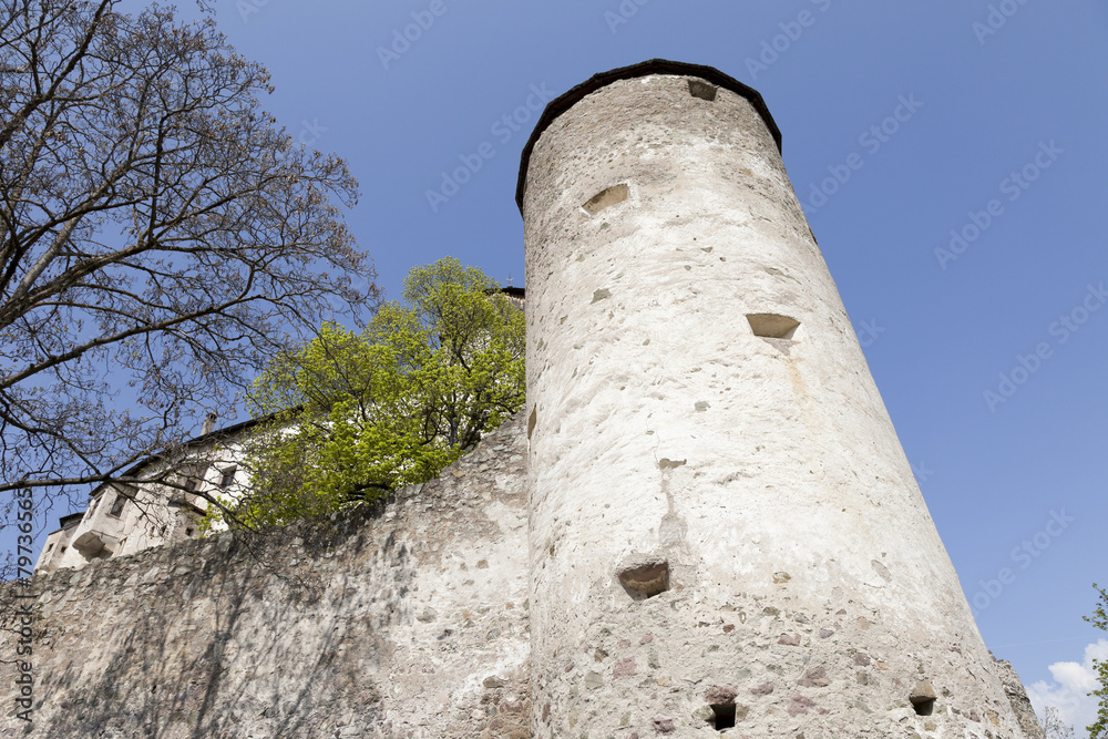 Torre del castello di Presule dal basso