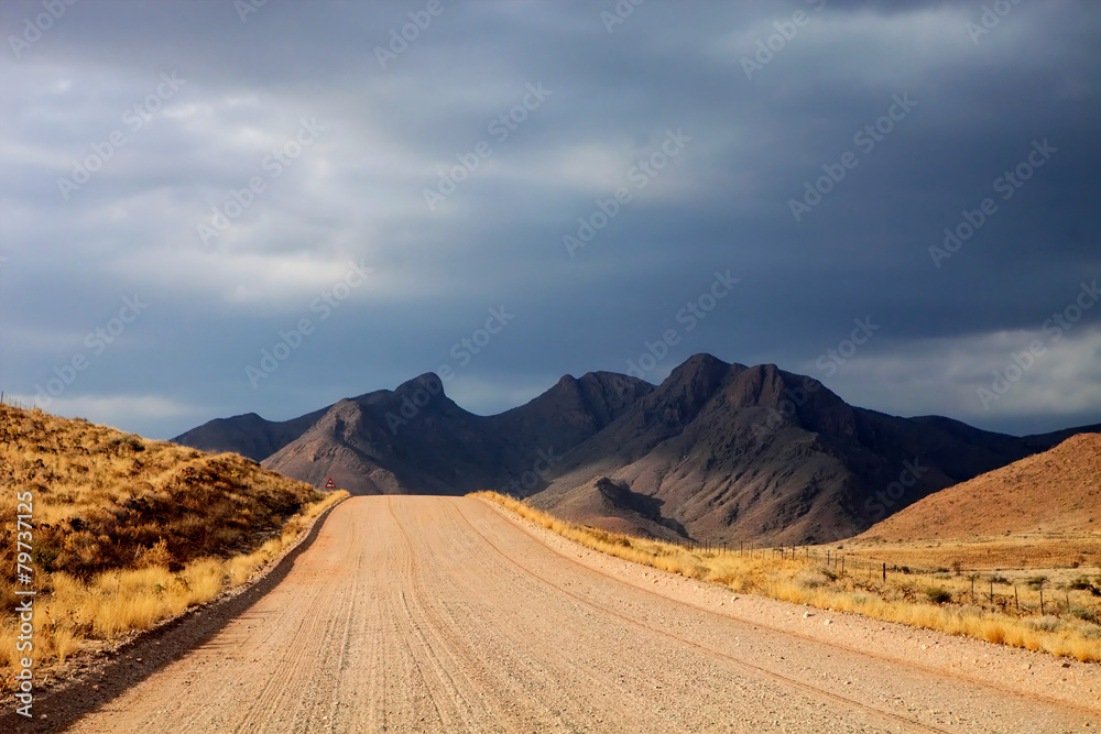 Fotobehang met Stoffige weg door bergen Namibië #79737125