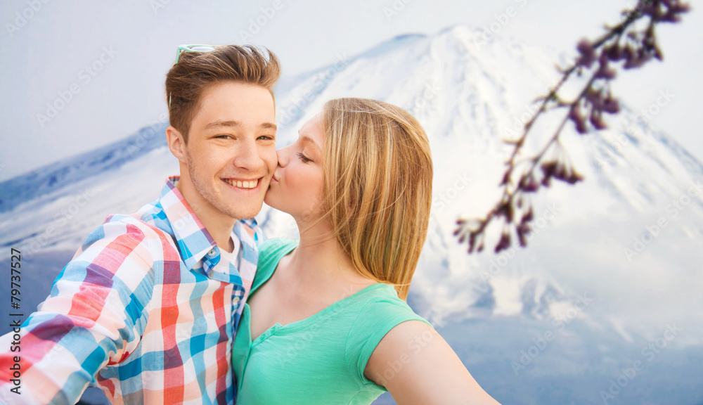 Fototapeta premium smiling couple with smartphone in city