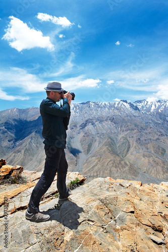 Canvas Print photographer tourist in mountains