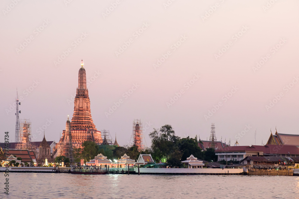 Naklejka premium Wat arun in twilight time